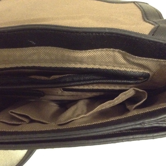 London Fog crossbody purse 9 1/2" X 7 1/2" - Picture 4 of 5